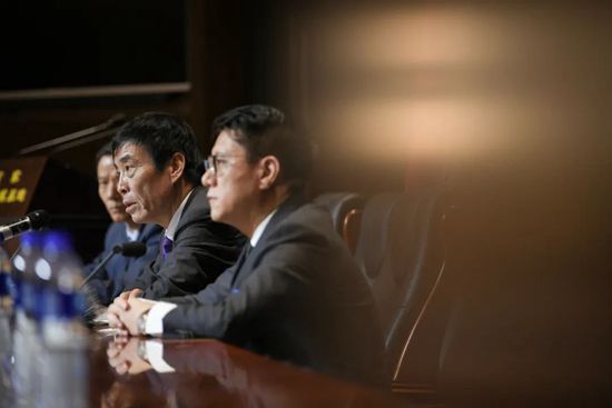 　　　　虽然影片将陕西关中文化表示到位，方言、皮影乃至面条都有所显现，可这些仅仅是流于概况，冷艳的秦腔、老腔和影片自己并没有几多关系，它被弄巧成拙的安插进来纯洁是在哗众取宠。